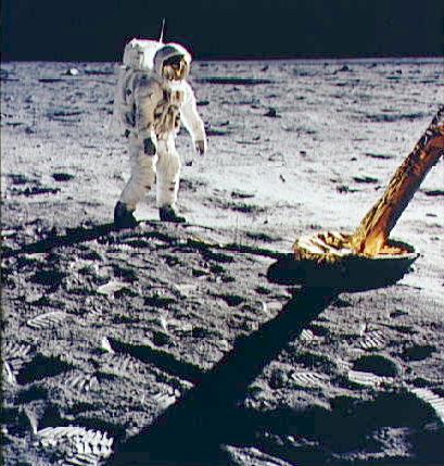 [Cover: Chariots for Apollo: A History of Manned Lunar Spacecraft]